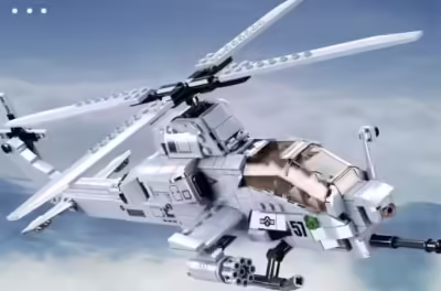 Helikopter sestavljen iz kock, kompatibilnih z Lego 428 kosov