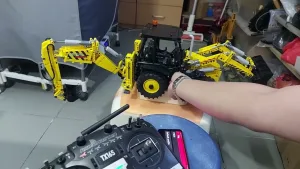 Test Kujona: – RC JCB wielofunkcyjny koparko-ładowarka (2 239 elementów) z napędem elektrycznym i pilotem