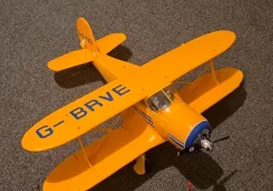 Skolelys test og vurdering: XK A300 Beech D17S RC fly – utmerket dobbeltvinget for første akrobatikk?